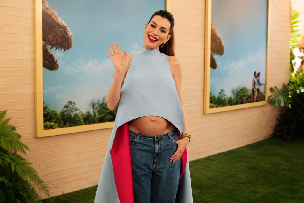 Anne Hathaway Shuts Down “Fake Bump” Pregnancy Claims, While The End of Oak Street Gets Early Praise Anne Hathaway shows off her baby bump while posing at The End of Oak Street premiere.