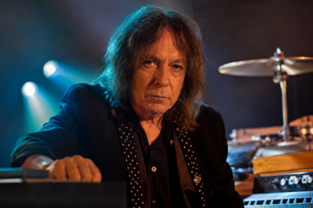 Boston Rock Frontman Jeff Conolly, Lyres Founder, Dies at 69 Jeff Conolly, the longtime frontman of Boston garage rock band Lyres, performing with his signature Vox organ-driven style during his decades-long music career.